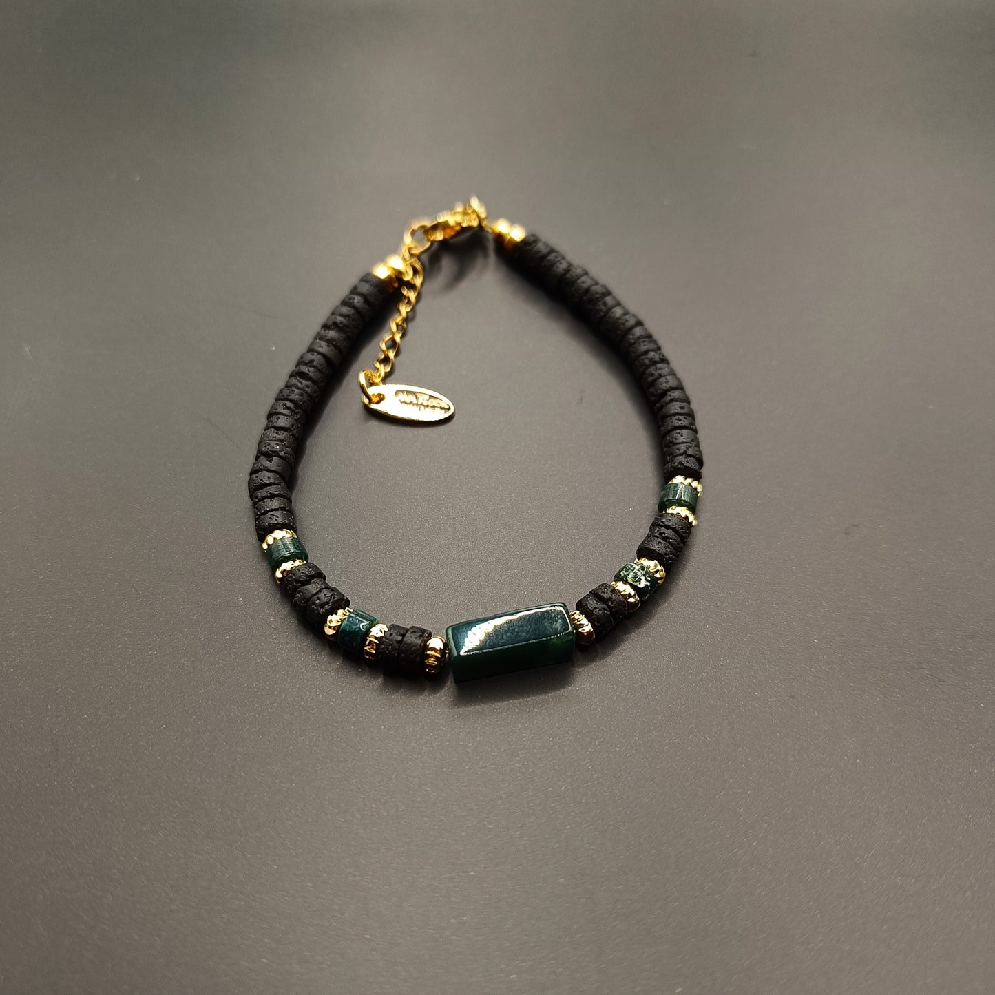 Malakít steinarmband með þunnskornum hraunsteinum