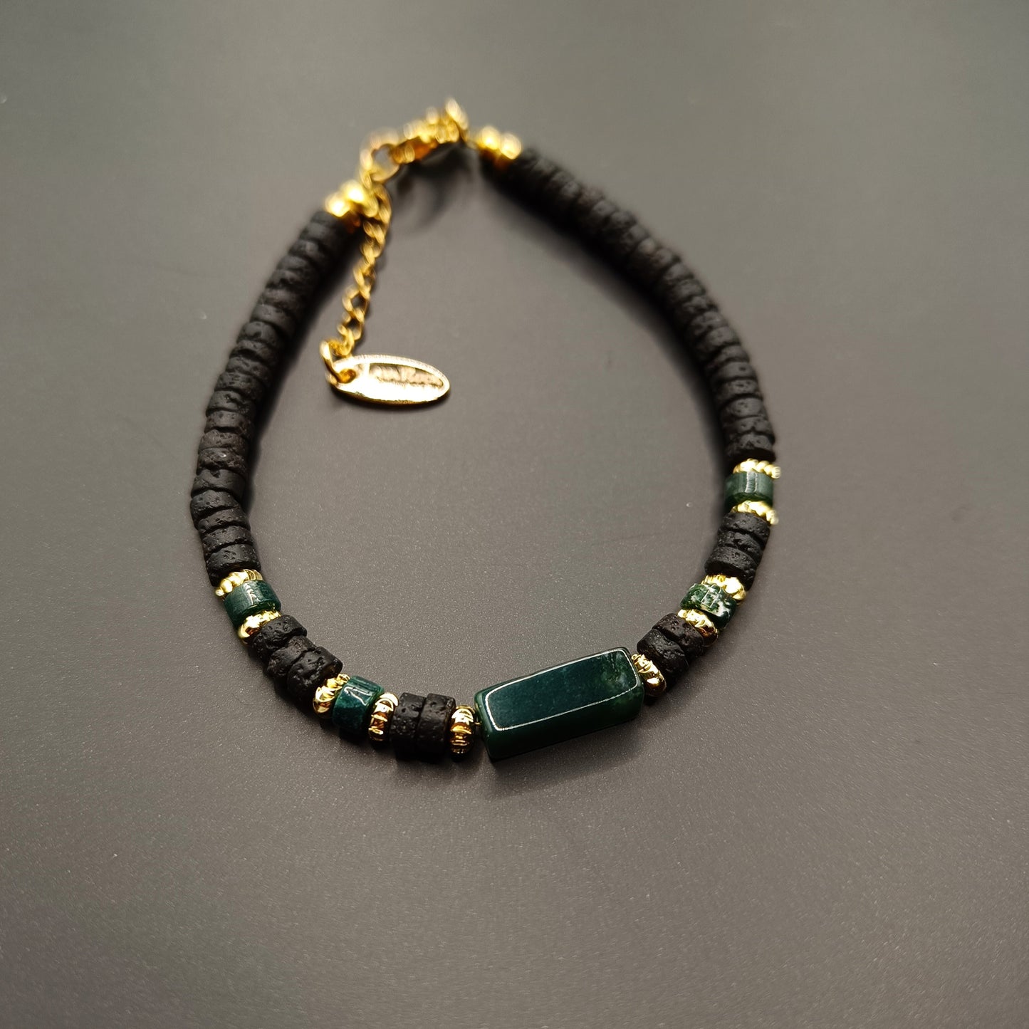Malakít steinarmband með þunnskornum hraunsteinum