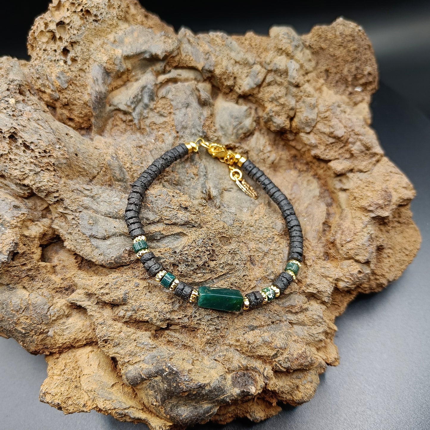 Malakít steinarmband með þunnskornum hraunsteinum