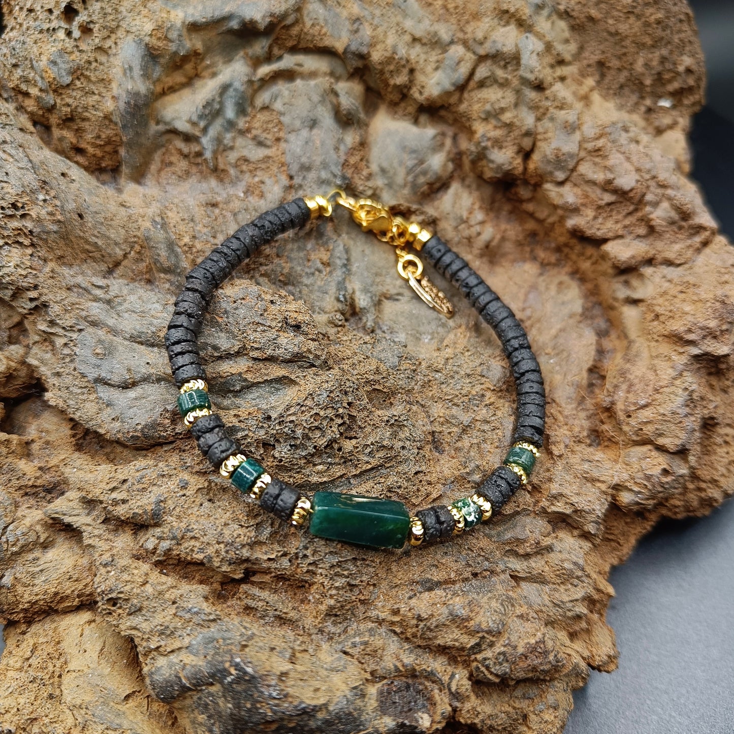 Malakít steinarmband með þunnskornum hraunsteinum