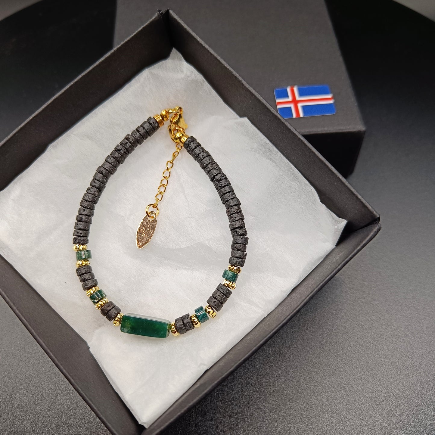 Malakít steinarmband með þunnskornum hraunsteinum