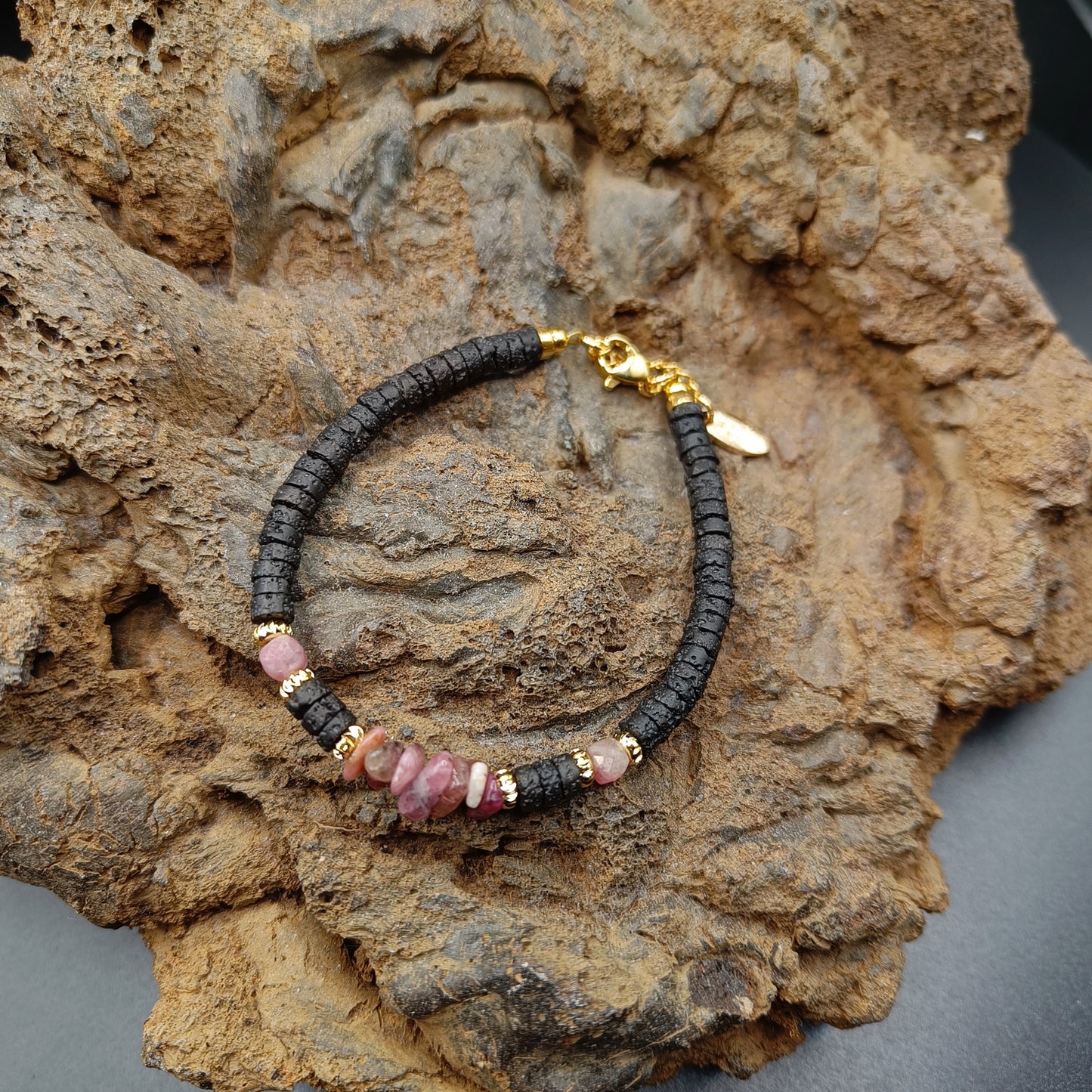 Bleikir Túrmalín Steinar og Þunnskorið hraun - Armband