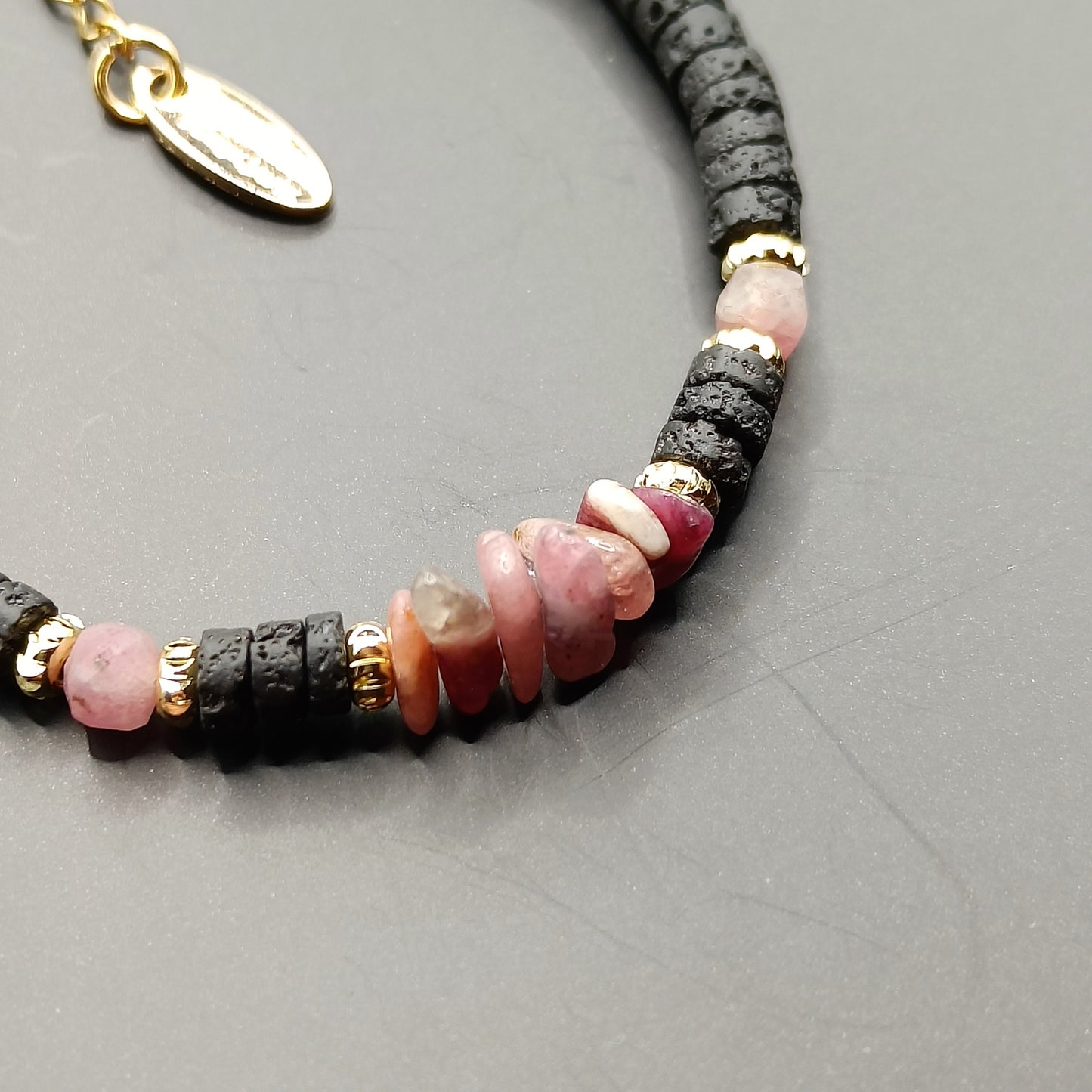 Bleikir Túrmalín Steinar og Þunnskorið hraun - Armband