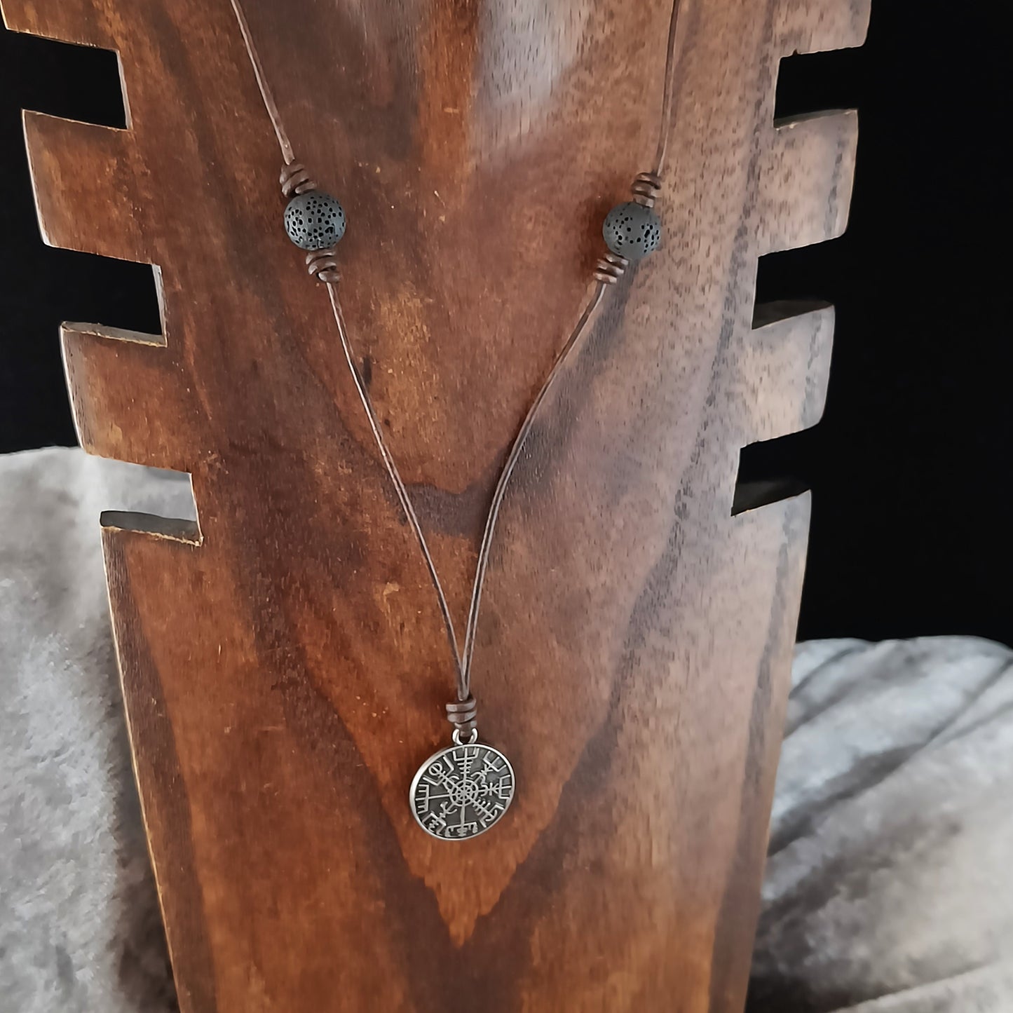 Leður Vegvísir-Hálsmen með Hraunsteinum