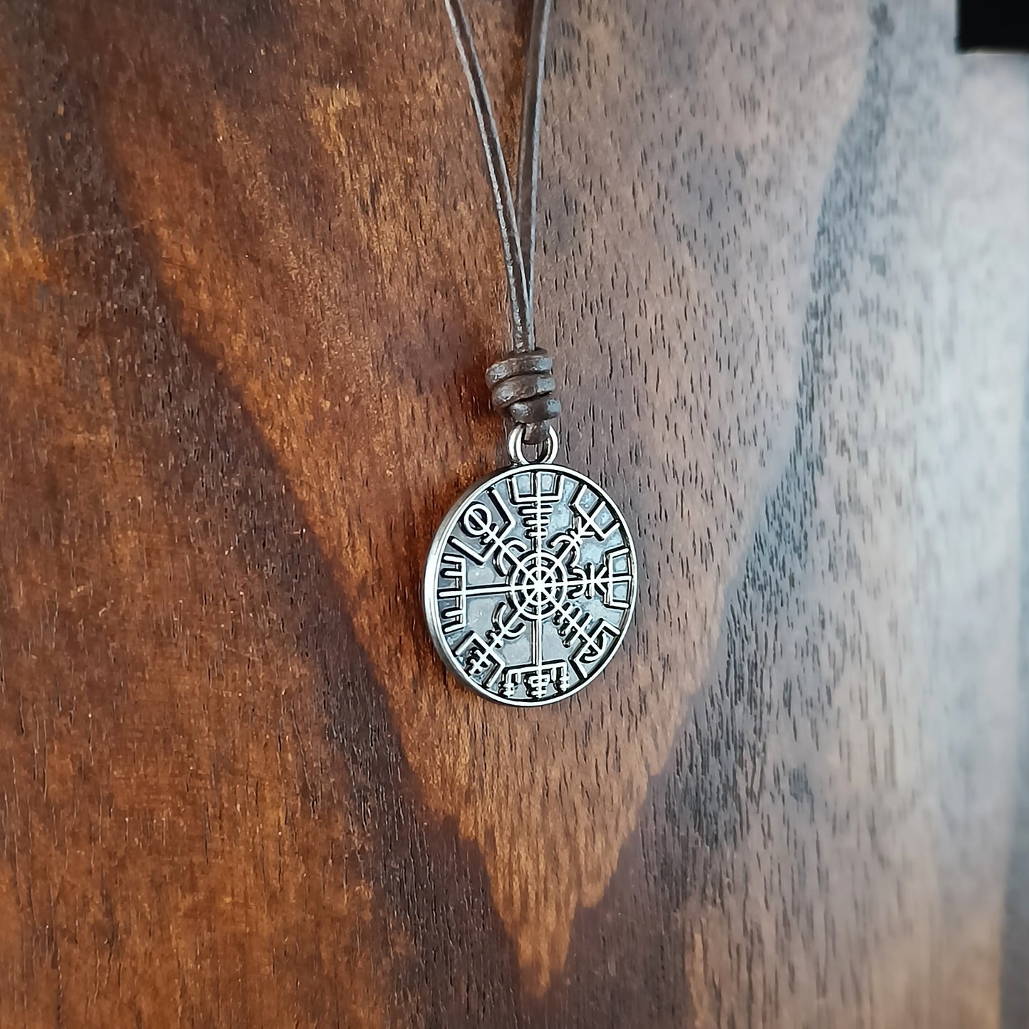 Leður Vegvísir-Hálsmen með Hraunsteinum