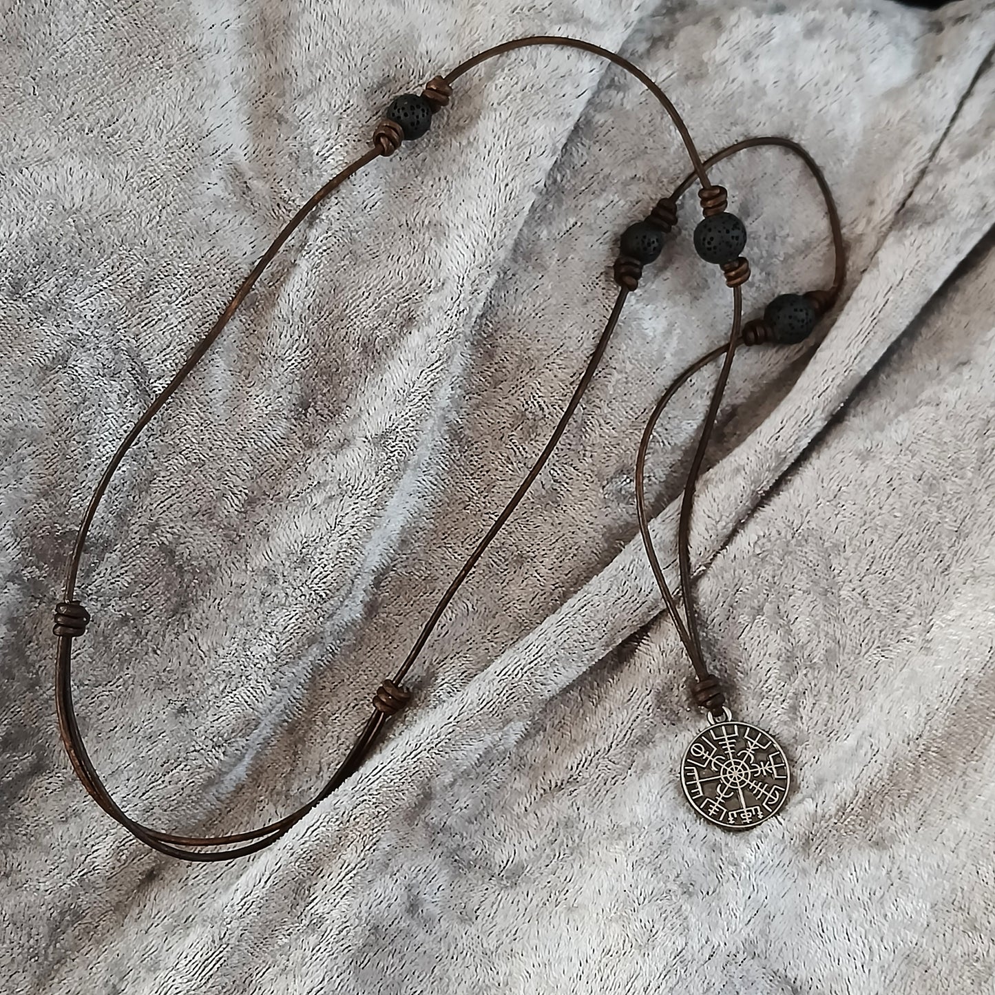 Leður Vegvísir-Hálsmen með Hraunsteinum