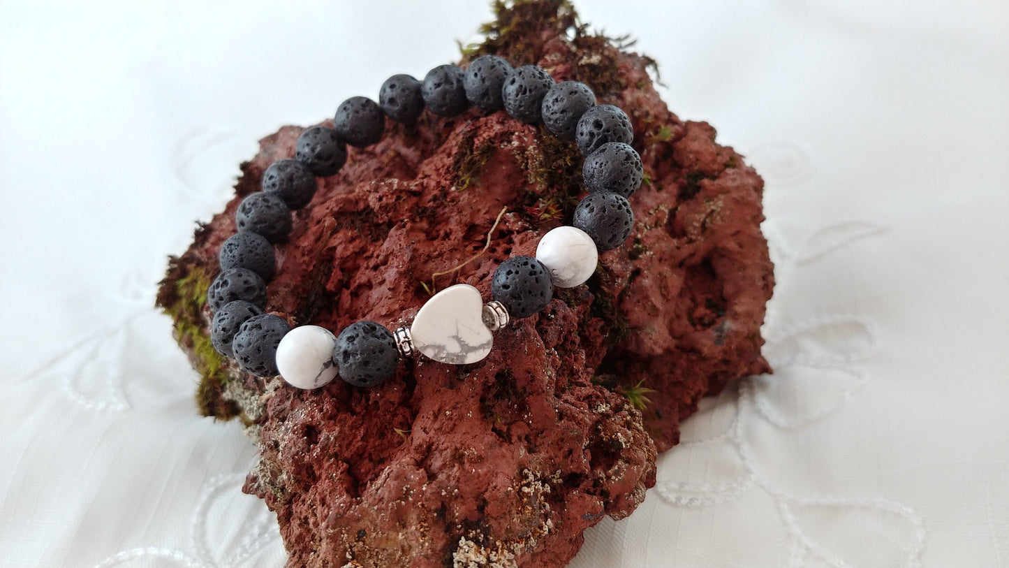 Hjarta armband með 2 howlít steinum