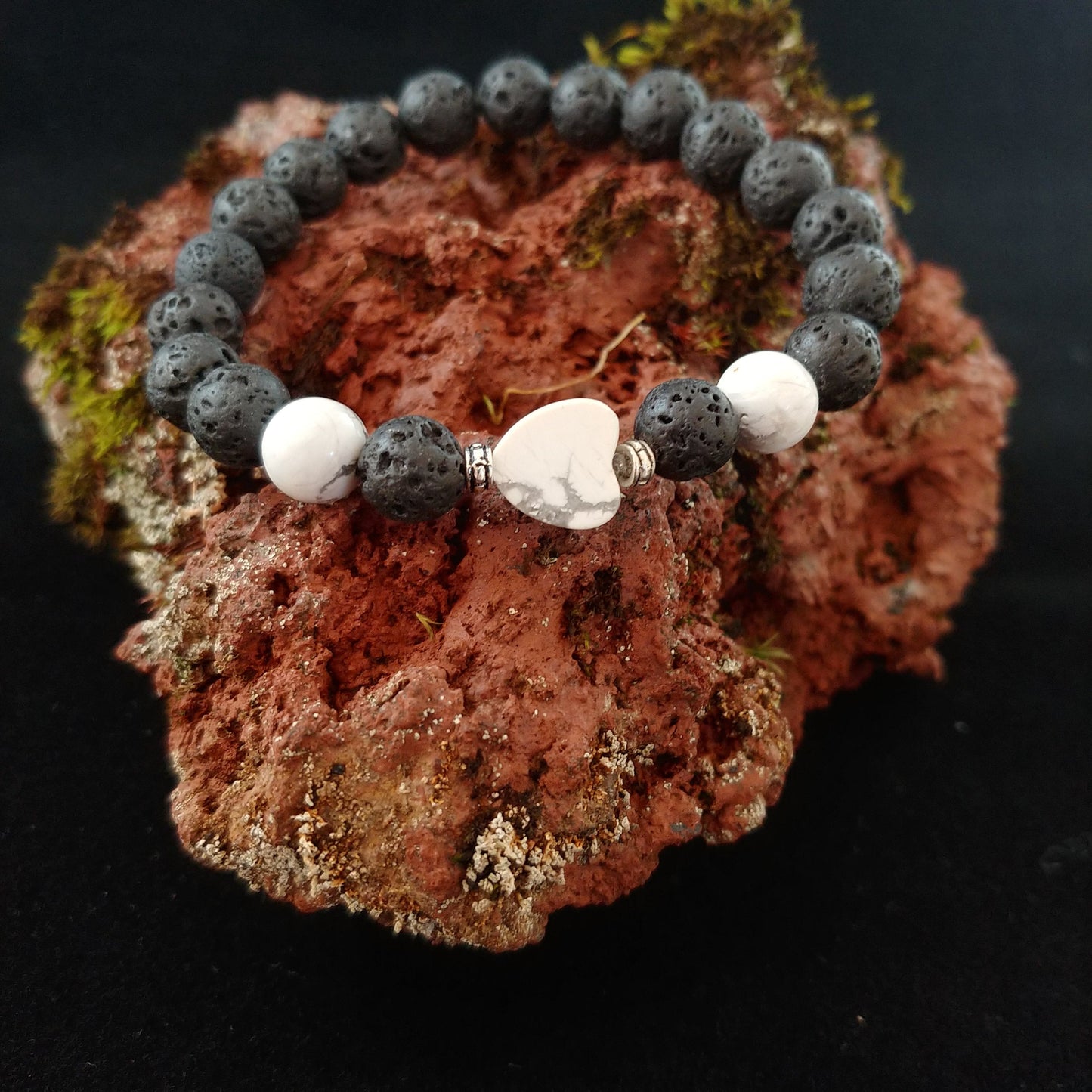 Hjarta armband með 2 howlít steinum