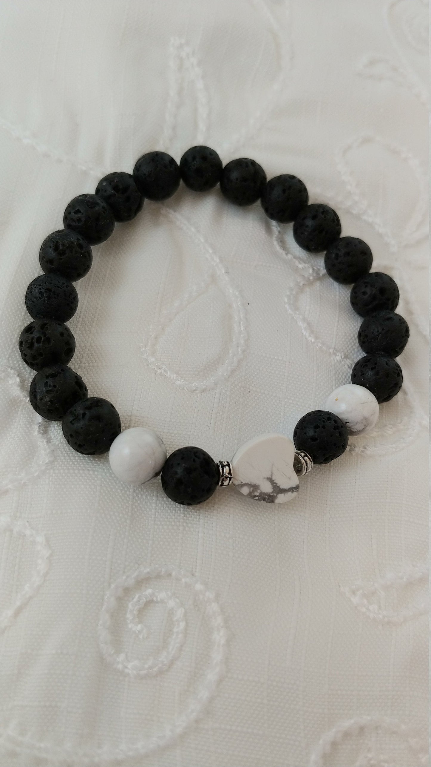 Hjarta armband með 2 howlít steinum