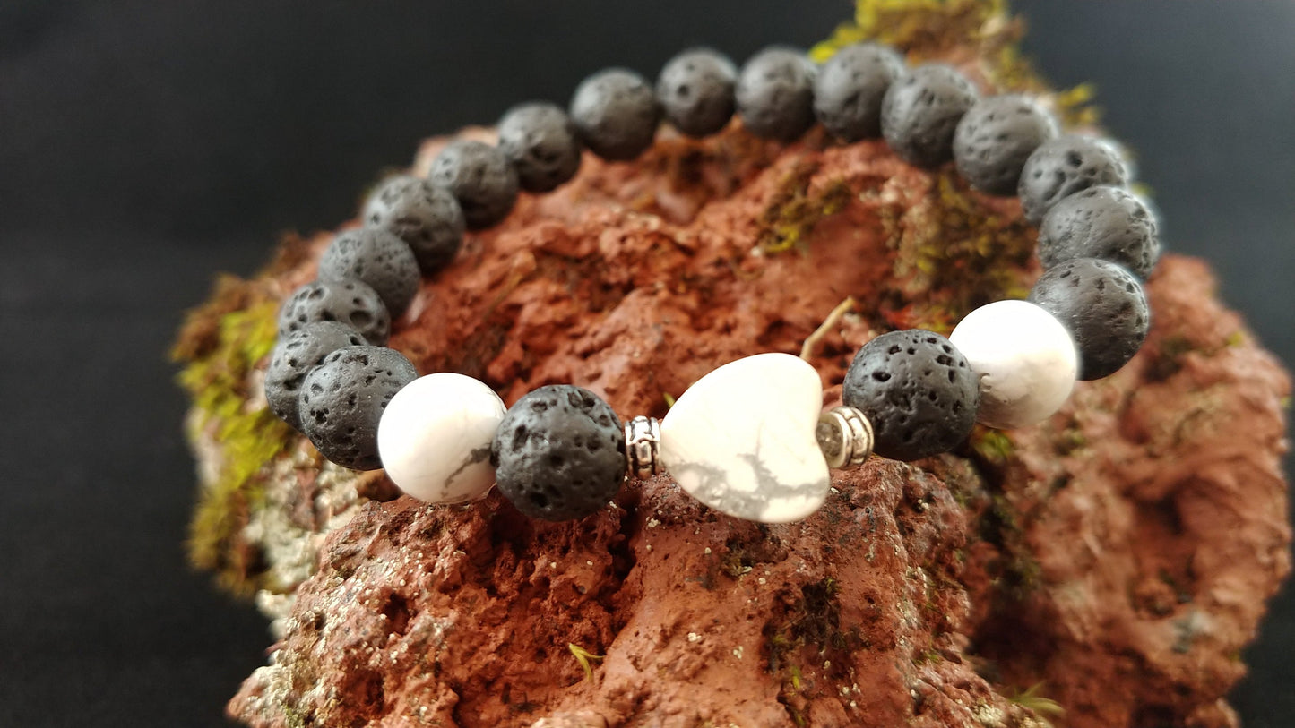 Hjarta armband með 2 howlít steinum