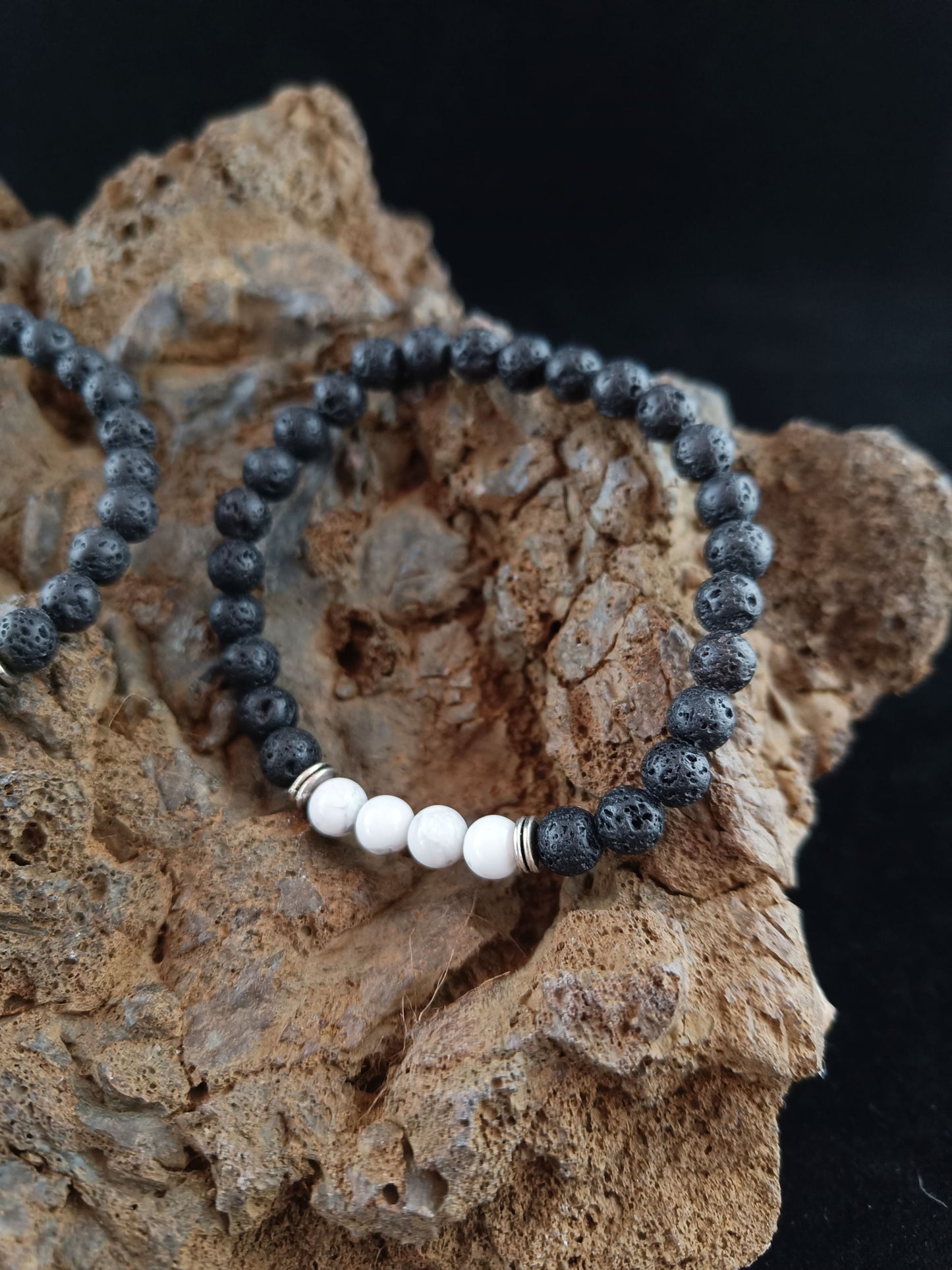6mm Onyx og Howlite Hraun Armbönd