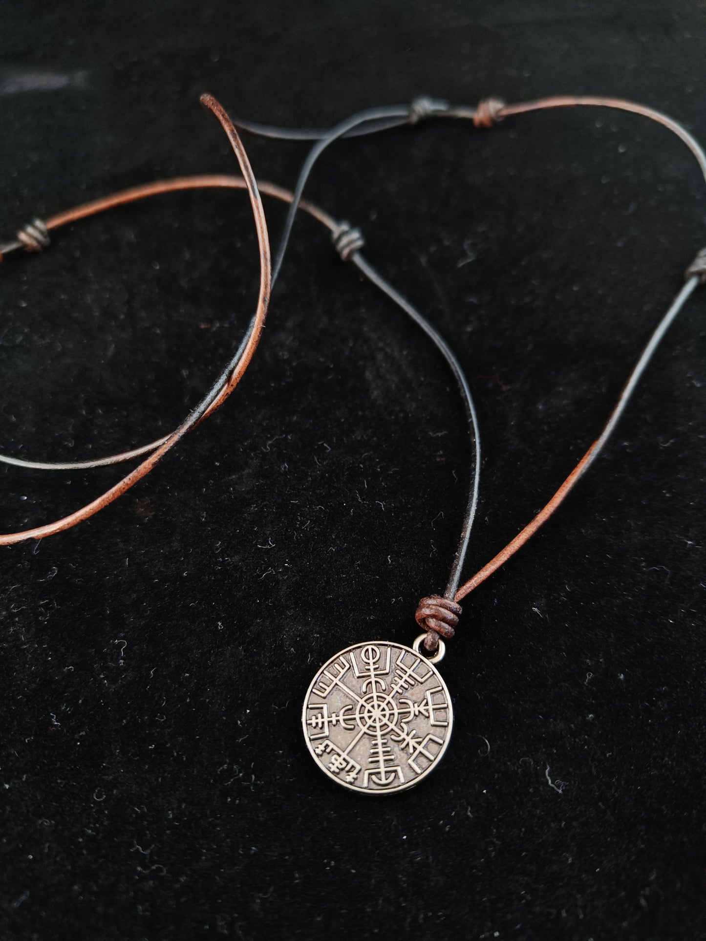 Vegvísir hálsmen